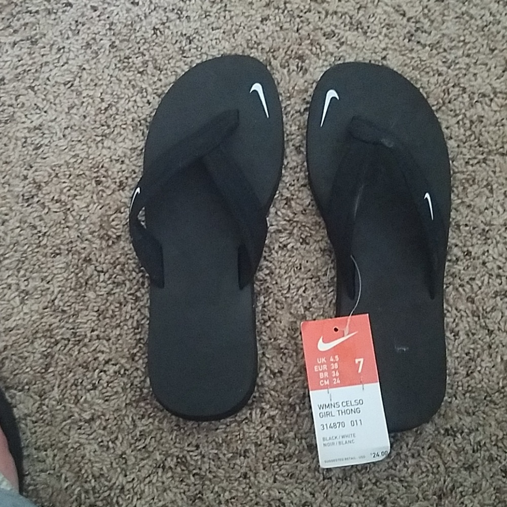Girls nike celso flip flops